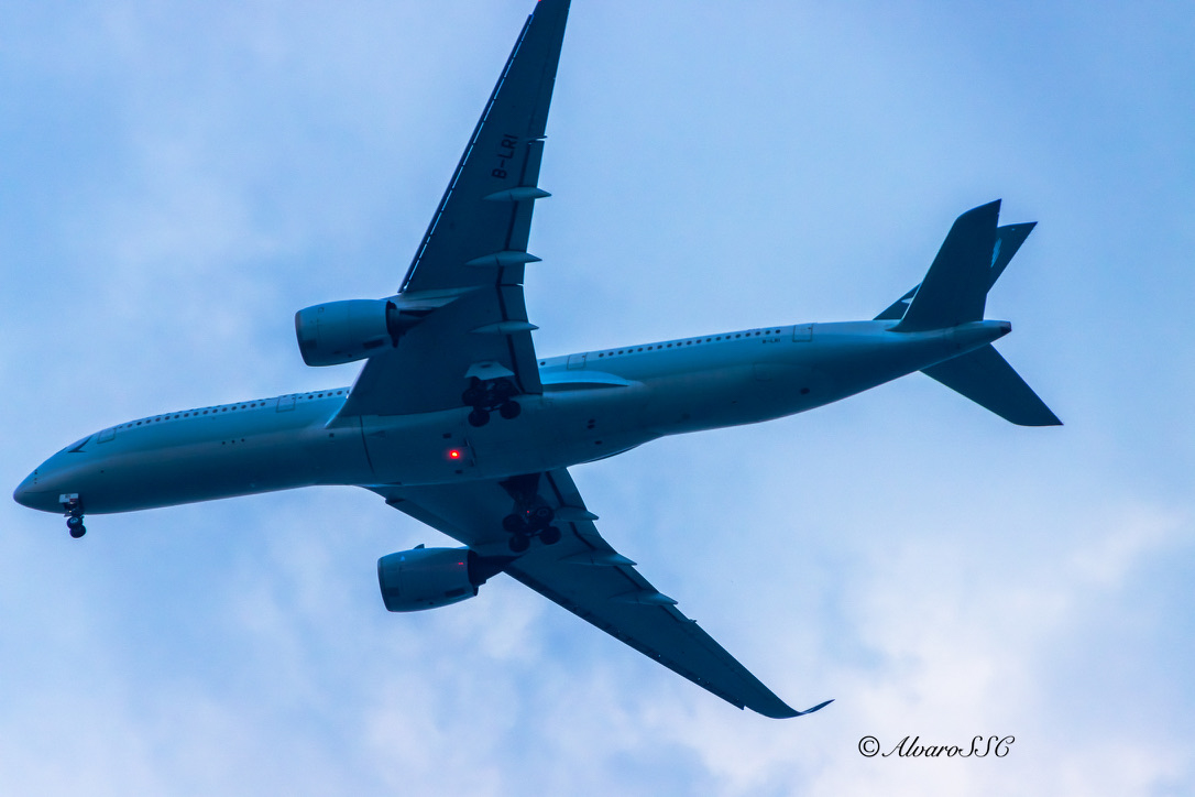 AVION COMERCIAL VISTO DESDE ABAJO