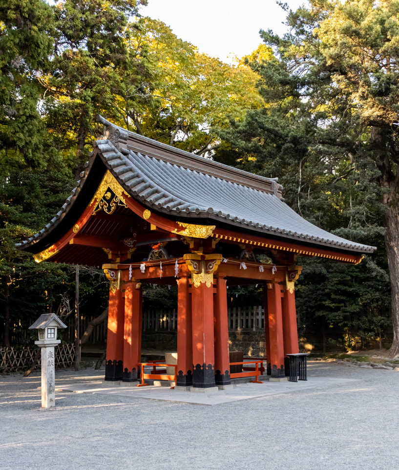 TEMPLO CHINO DE COLOR ROJO RODEADO DE ARBOLES