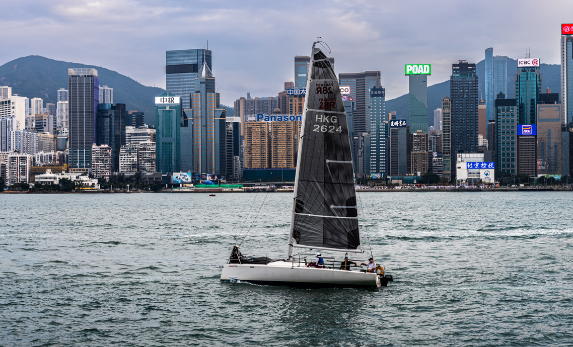 VELERO FRENTE AL MAR Y UNA CIUDAD
