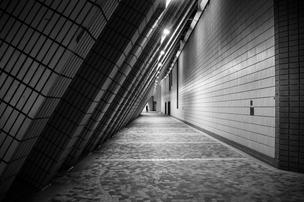 PASILLO DE UNA EDIFICACIÓN CON PENDIENTE Y TOMADA EN BLANCO Y NEGRO