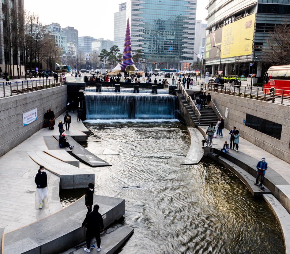 LAGUNA ARTIFICIAL CON GENTE MIRANDO HACIA ABAJO