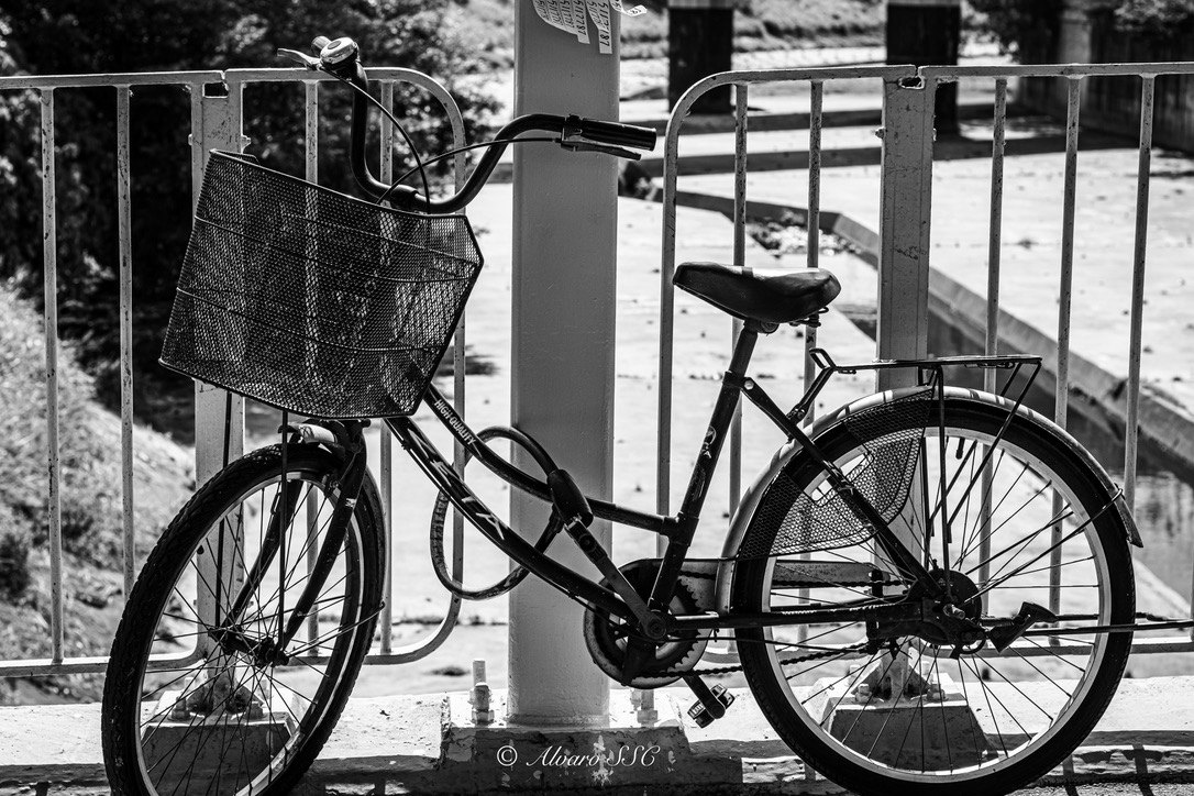 BICICLETA AMARRADA A UN POSTE