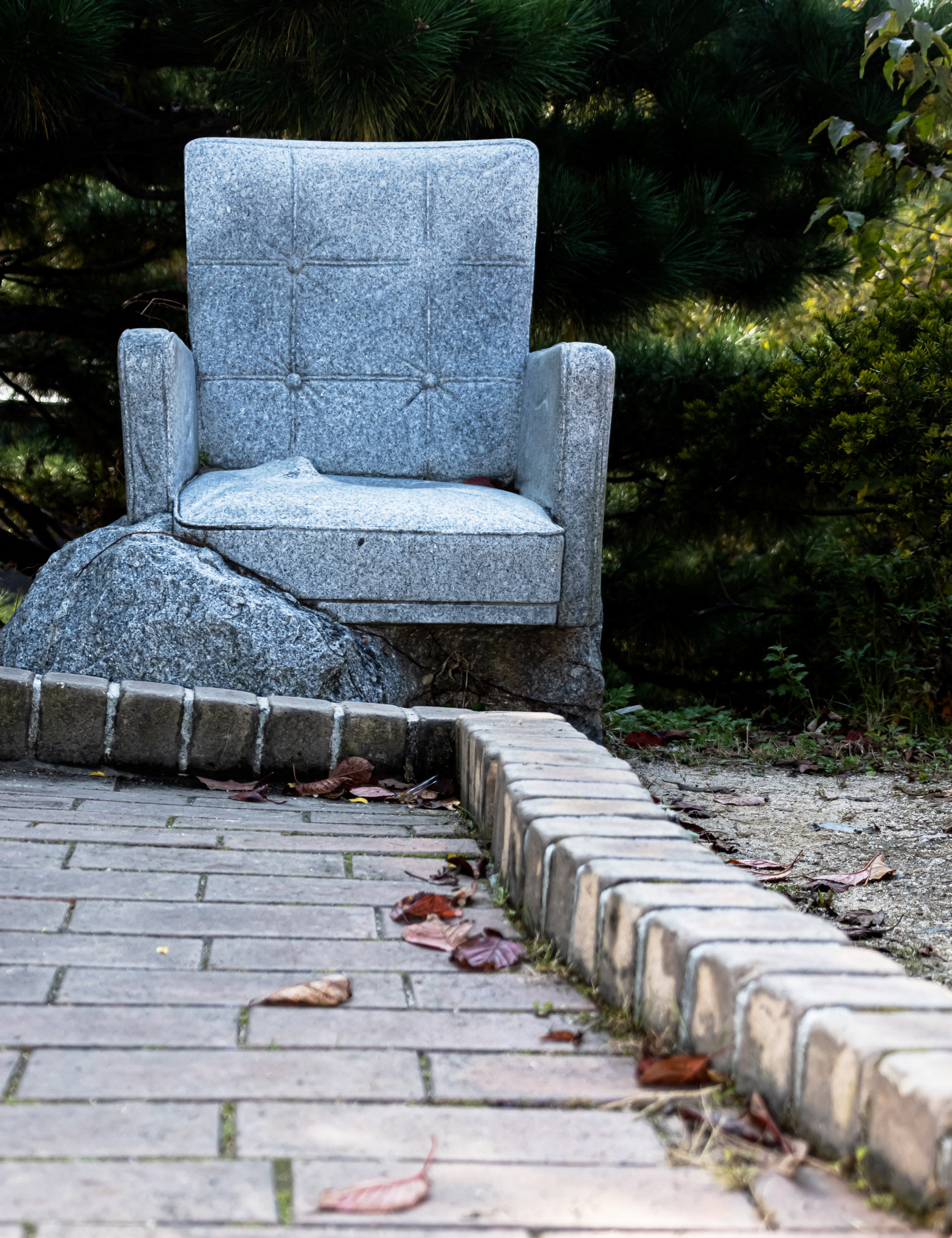 SILLON DE PIEDRA AL FINAL DE UN CAMINO COMPUESTO DE PIEDRAS