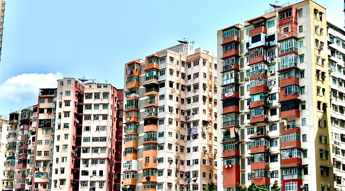 EDIFICIOS DE COLORES ARENOSOS CON CIELO DESPEJADO
